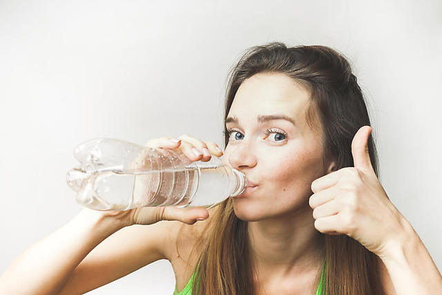 【夏を乗り切る必殺技！】管理栄養士が教える「正しい水の飲み方」