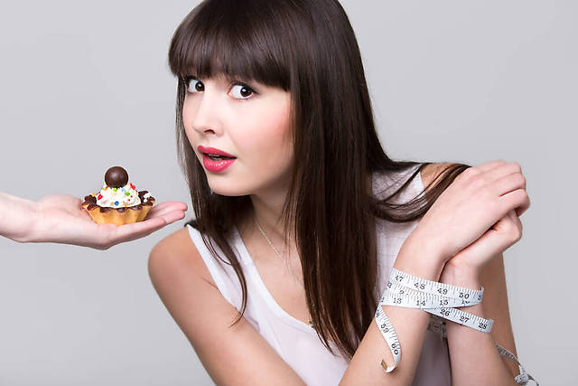 【絶対やせたい人必見】ダイエット中の誘惑に負けない3つの秘策とは？