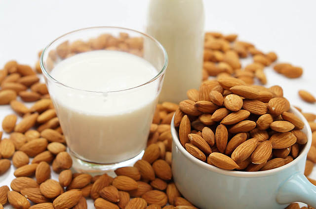 【豆乳よりもヘルシー！？】管理栄養士もおすすめ！「アーモンドミルク」が人気の秘密とは？