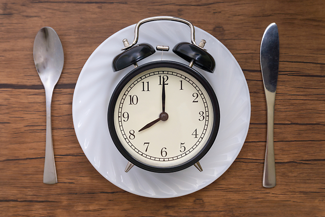 【カロリー以外も重要】ダイエット中は「食べる時間」にも意識しよう！