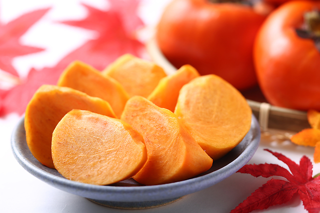 【美味しいだけじゃない！】秋の味覚の代表「柿」の栄養パワーとおすすめレシピ