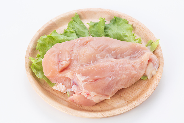 【脱マンネリ・メニュー！】ダイエットの味方「鶏むね肉」の栄養とおすすめレシピ3選
