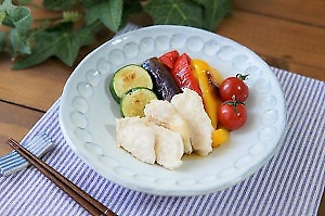 【今日のダイエット献立】ビタミンがしっかり摂れる！野菜を食べよう！夏野菜の焼き浸し鶏むね添え＜553kcal＞