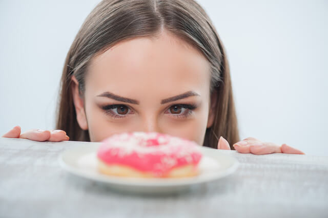 ダイエット中空腹に勝てず、ついお菓子を…間食を止められる方法はあるの？